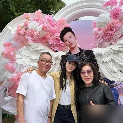 陈乔恩又去乔任梁家了，第十年，一顿饭，两个老人，一张合影。
乔爸乔妈拉着她，说这姑娘性情中人，念旧。朱桢也在，没人发通稿，没人买热搜。
十年前那个少年停在39岁，她每年都来，发一句“你永远是少年”，然后陪老人吃顿饭。不煽情，不表演，就是来。
想想她刚跟前经纪人隔空喊完话，那边公开道歉，这边转身