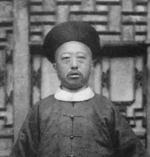 醇亲王奕譞：儿子当了皇帝，他却吓得拼命自污保命
 
一纸《豫杜妄论》的奏折，是醇亲王奕譞写给慈禧的保命文书。

当自己四岁的儿子载湉被慈禧选中，要入继大统、登基成为光绪皇帝那一刻，奕譞当场崩溃，痛哭倒地。他心里清楚，这不是泼天富贵，而是悬在全家头顶的一把利刃。
 
奕譞是道光第七子，慈禧的亲妹夫。辛