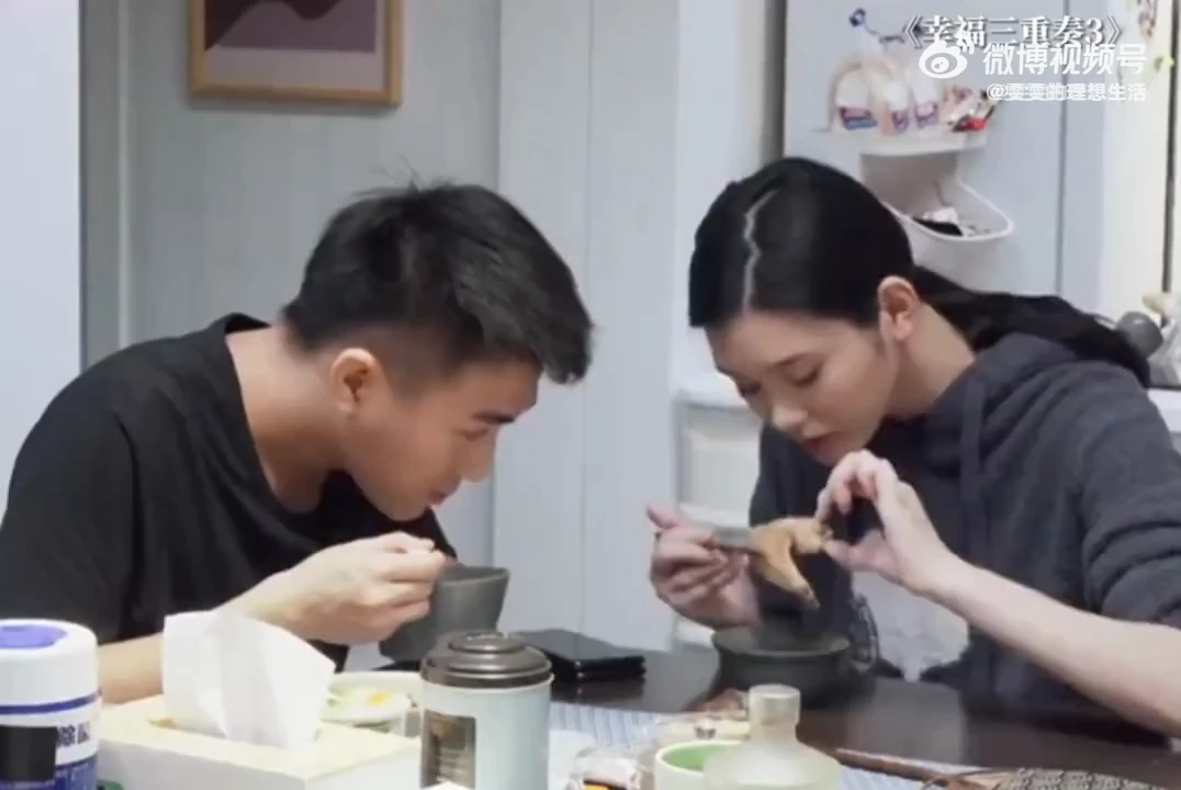 何猷君忘了有镜头，开口虎狼之词，奚梦瑶一个眼神瞬间闭嘴[笑cry]