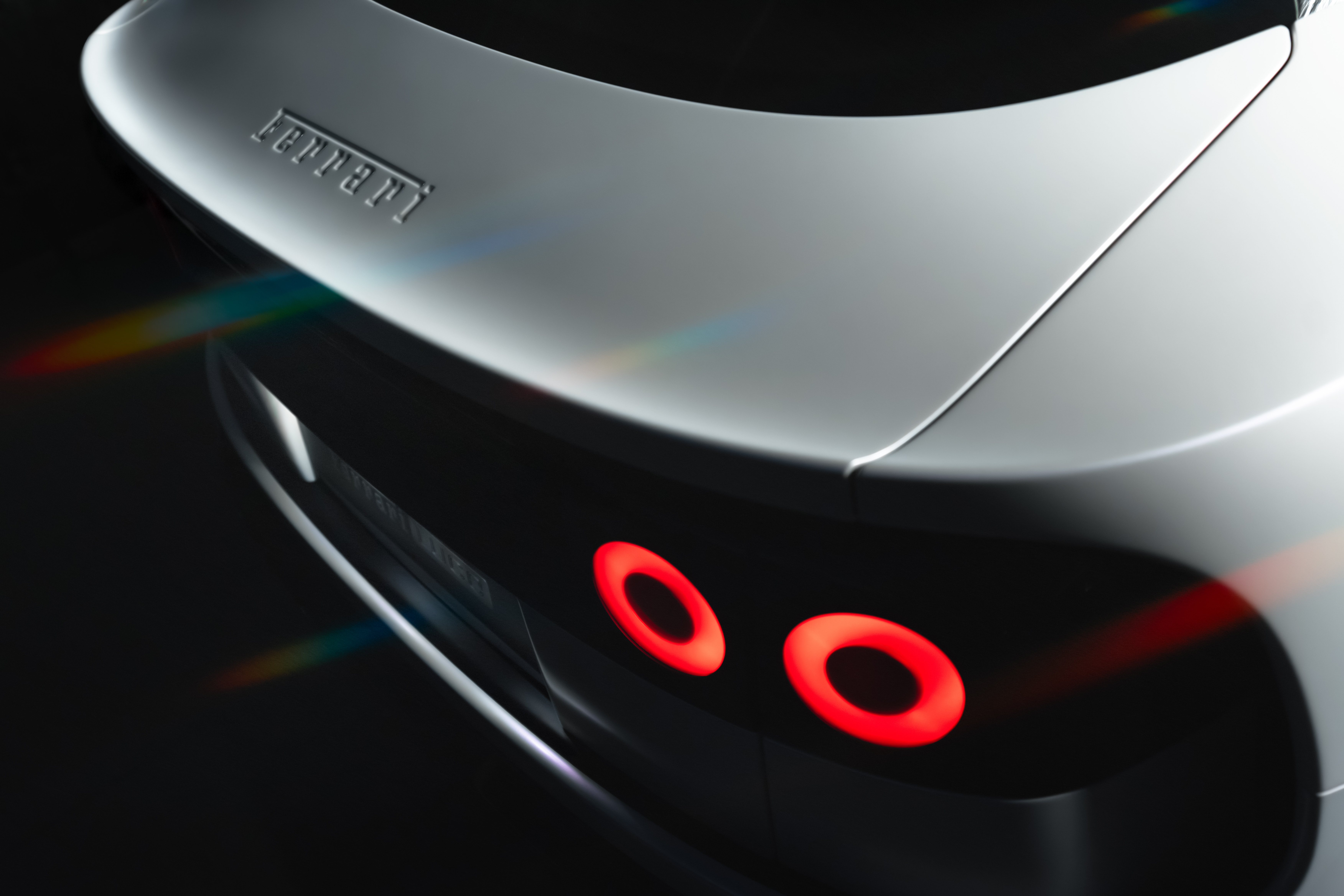 Ferrari Luce Tailor Made

这是“Luce”项目中的首款量产底盘，被命名为“底盘 0 号”（Chassis 0）。该车由法拉利 Tailor Made 个性化定制部门与法拉利设计中心（Ferrari Design Studio）联手打造，拥有独特的“Madreperla”半哑光（Semi-Gloss）车身漆面，呈现出从绿色到紫罗兰色渐变的虹彩光泽；内 ​