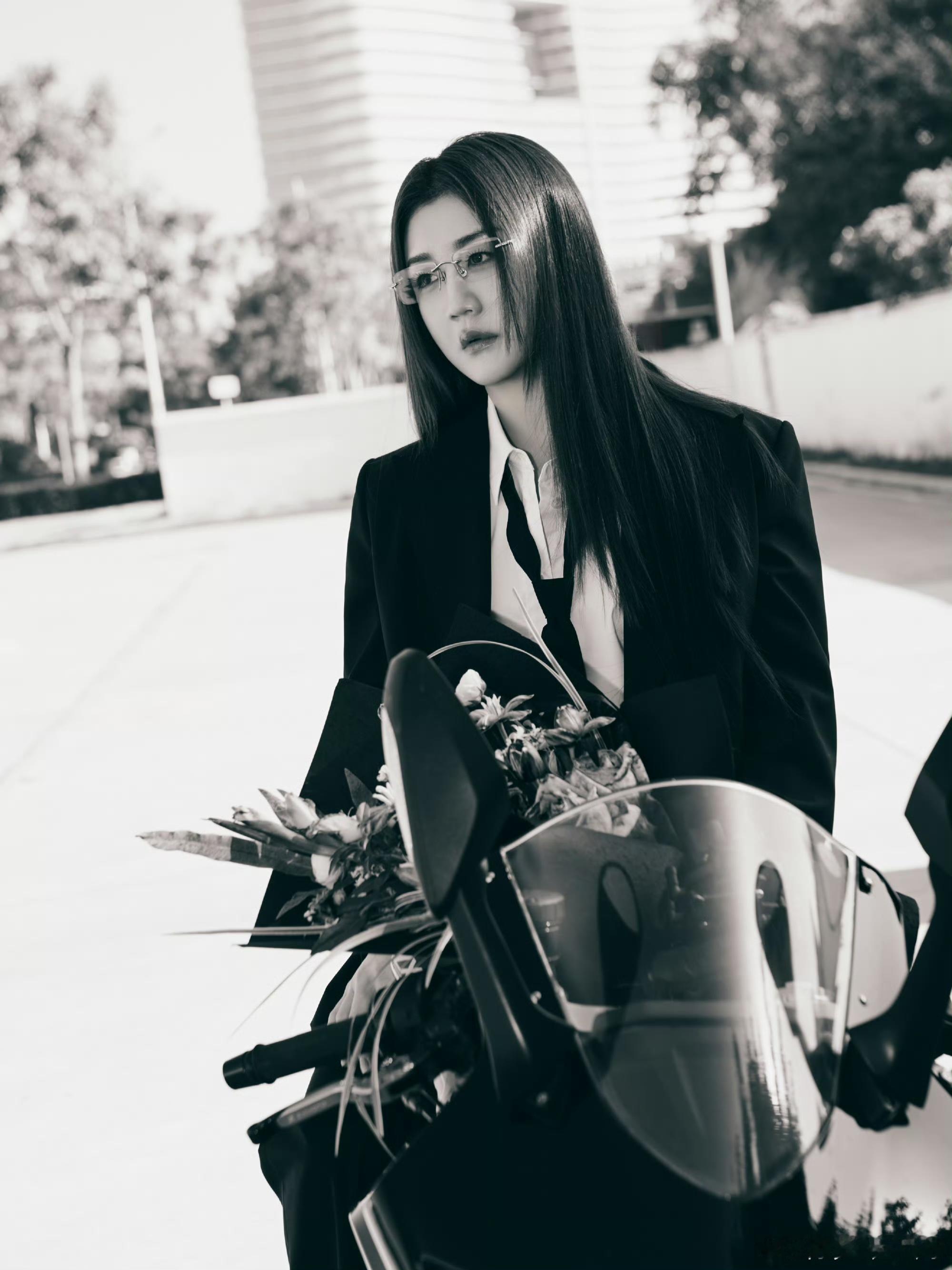 百变奥运冠军陈梦！  奥运冠军陈梦分享了一组照片，穿西装戴领带眼镜，骑...