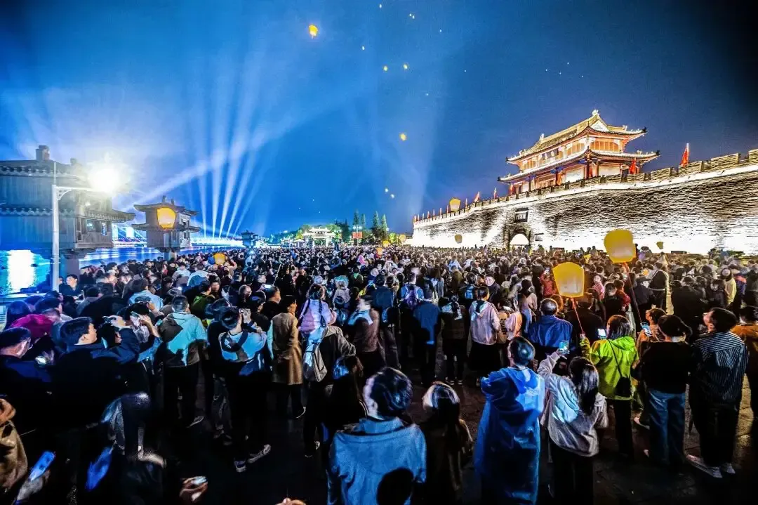 襄阳各大景区
     热度爆棚
     2026.10.8
金风送喜庆华疆，