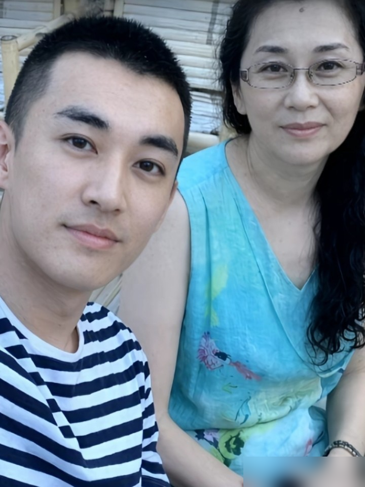 开播被骂上热搜，刘学义这角色居然靠吃醋翻盘了。
《兰香如故》前几集，他演的林锦岐强娶谭松韵，红盖头一掀，当众挨了一巴掌。豆瓣短评全是骂，说这人设太膈应。
结果演到朝堂构陷、家宅背叛，剧情掉头了。他那点偏执全成了阴湿醋王，看见女主对别人笑一下，眼神能拧出水来。
观众开始又爱又恨，一边骂他疯批，一