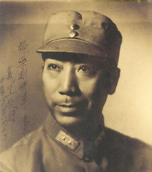 岱山坠机只是幌子？戴笠真正的死因，是一次越界踩了蒋介石红线
 
提起戴笠，很多人第一印象就是蒋介石最锋利的一把佩剑，手握数十万军统特务，情报网络遍布大江南北。1946年岱山坠机，官方定论是暴雨天气引发的意外空难。可这么多年，史学爱好者一直争论：这场坠机，或许只是表面假象，戴笠真正栽跟头，是他权力膨胀