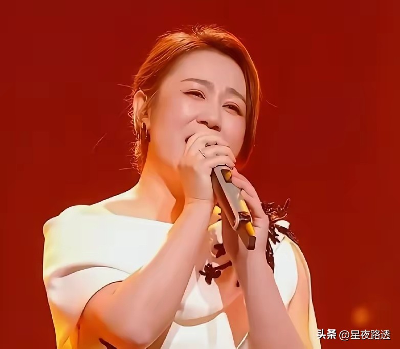 笑死！玛丽一觉睡醒天塌了！2026湾区升明月晚会上演员马丽演唱《酒干倘卖无》！因全程未出现换气声声音效果过于稳定被大量观众质疑为假唱！

我本人很喜欢马丽。从话剧舞台一步步走到今天，她靠的是实打实的演技和那股子不端着的劲儿，观众的笑声和掌声不是白给的。所以这场争议发酵起来，心里挺不是滋味。但得把话说