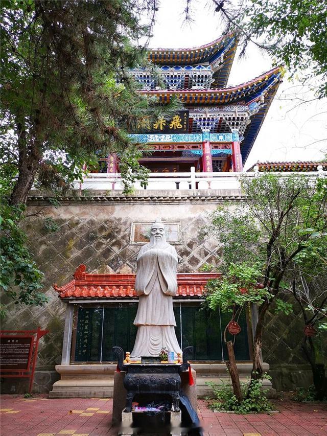 来定西追一追千年前的顶流【来定西，追一追千年前的 “顶流”】定西，被渭河、洮河静静滋养。这里是马家窑彩陶的故乡，是陇西李氏的郡望，无数先贤名士，在岁月里留下不朽风骨，成为跨越千年的历史 “顶流”。同城热点创作计划文旅中国行渭水源头、大禹导渭，陇西郡望、通渭诗札。定西的故事，不只藏在书页之中。千年前的名字，化作山川流水，化作古道边随风吟诵的诗篇。不必匆忙赶路，沿着河岸、循着古道慢行，千年前先贤留下的印记，会与你温柔相逢。来定西，赴一场跨越千年的人文之约。