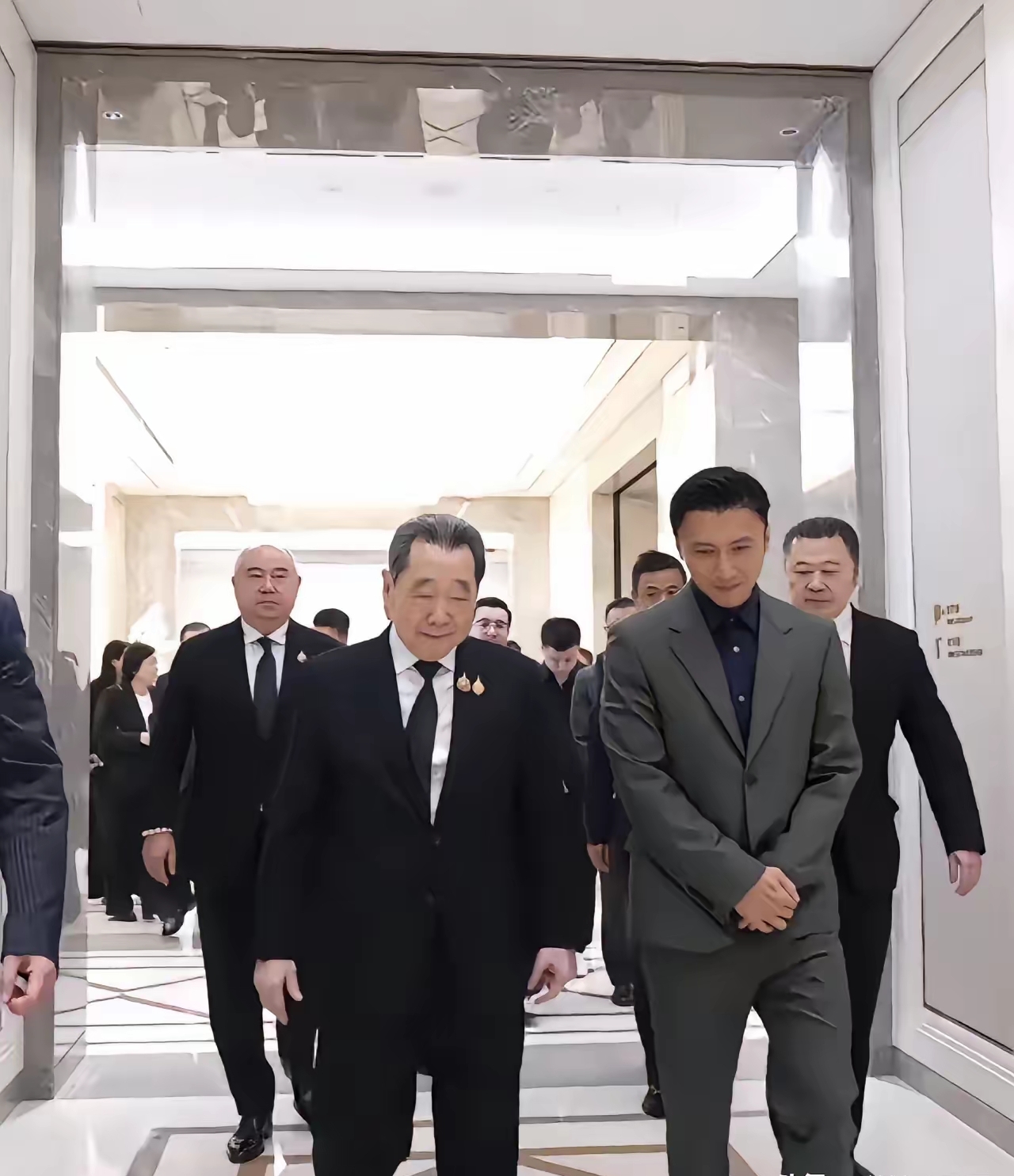 谢霆锋到泰国正大集团访问了，让我惊讶的不是谢霆锋受到了多么热情的接待，而是正大集团老板谢国民的眉毛，真是颇具特色！
 
照片一流出，全网目光全被这对眉毛吸走。浓黑修长，眉尾自然下垂，辨识度拉满，见过一次就再也忘不掉。商界大佬里，能靠眉毛出圈的，他独一份。
 
别只盯着眉毛看。这位老人今年87岁，是实