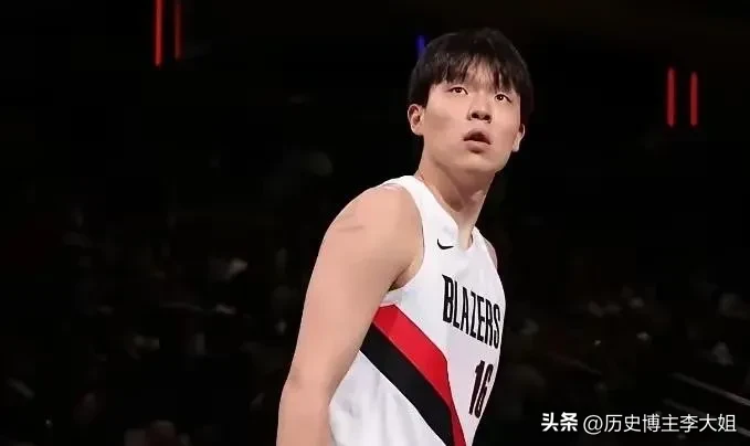 杨瀚森在开拓者还有机会吗？

开拓者135:129险胜湖人，克林根9分10篮板、罗威14分10篮板，两人稳稳撑起内线。

队内内线人手充足，杨瀚森很难拿到稳定出场时间。

年轻球员最需要赛场历练，长期枯坐板凳只会消磨天赋。

既然很难获得机会，不如寻求交易，换一支愿意给他上场时间的队伍，不要耽误他的