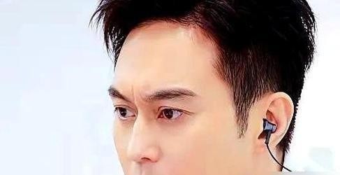 张智霖在台上演了大半辈子“怕老婆买包到破产”，转过头，19岁身高一米八几的儿子已经站在万人巡演舞台上弹吉他了。
没有隆重的报幕，也没有专门切过去的特写镜头，看着就像个普普通通的乐队伴奏。
可台下坐着的是亲妈袁咏仪，台上站着的是顶流老爸。这个起步平台，很多科班出身的乐手熬上十年八年，也未必能碰得到