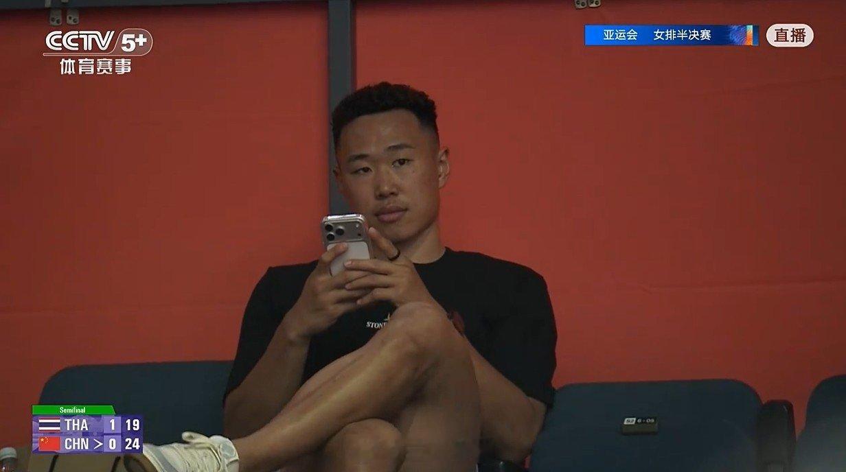 #中国男篮##亚运会[超话]# 

这是什么情况？[笑cry]

中国男篮已经离开名古屋，贺希宁还在......他出现在了亚运女排半决赛中国vs泰国的看台上，这是看球去了啊。

此前，亚运男篮名单，贺希宁最终无缘。 ​