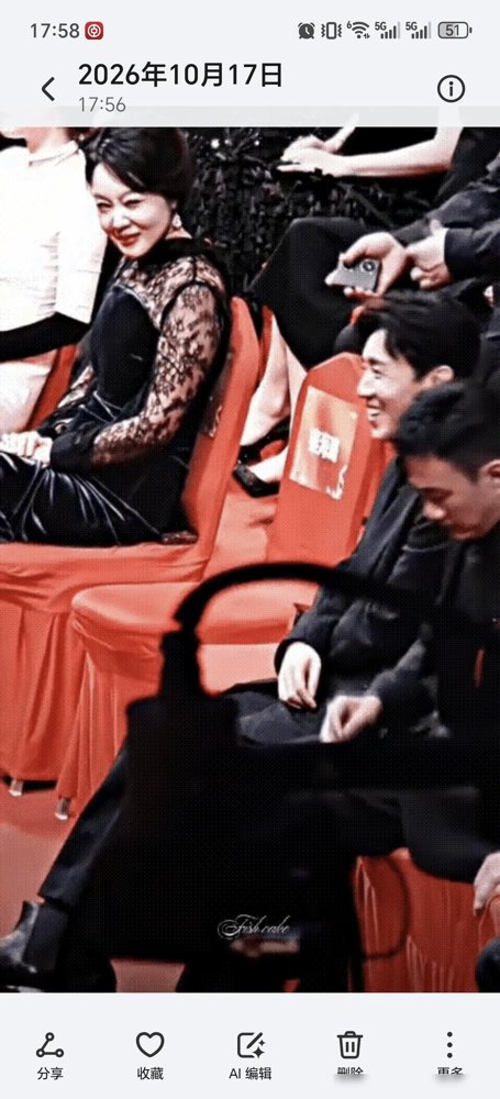 闫妮又“喝多了”，胡军坐旁边手都不知道往哪放，于和伟一句话把场子救了。
同框现场，闫妮眼神飘着，说话跟踩棉花似的，一句接一句全是灵光。胡军挺着腰板，笑得发僵，明显接不住这路子。于和伟倒好，顺着她的梗往下溜，跟说相声似的，一个捧一个逗。
有人说闫妮这是真微醺，也有人说她这辈子就没醒过。
但你看她