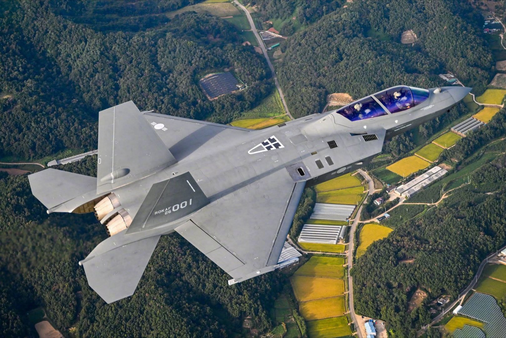 #航空君航空科普[超话]# 韩国首架生产型KF-21战斗机交付韩国空军。#航空创作计划##烽火问鼎计划# ​