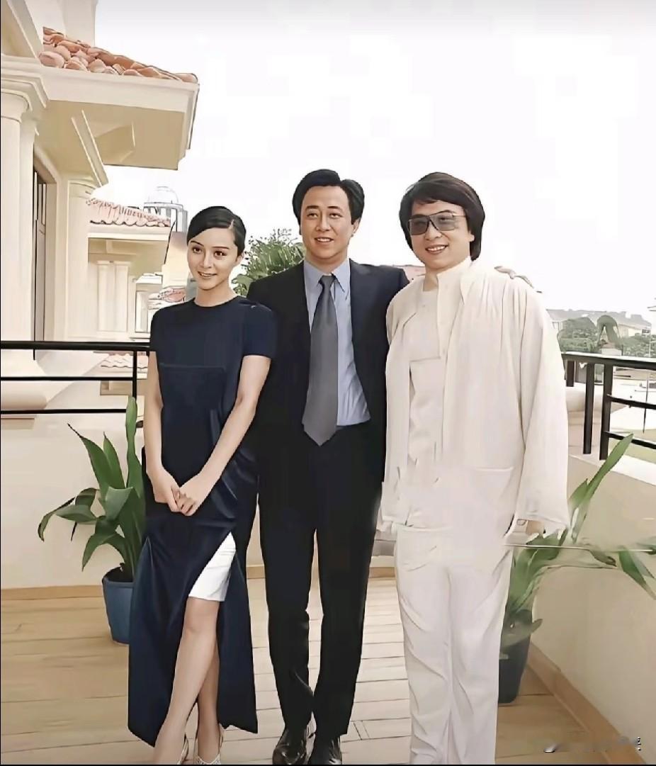 原来成龙还是个合照“杀手”[泪奔]

翻看和成龙合影过的明星或艺人，发现不管男的女的，大多塌房的塌房，封杀的封杀[捂脸]无意间印证了那句：流水的合影，铁打的成龙。

究其原因，其实是因为成龙在圈内人缘太好了，各个见过他的都想合影留念。在这个圈子里，他也见惯了太多名利场，大多都是知根知底，所以能守住本