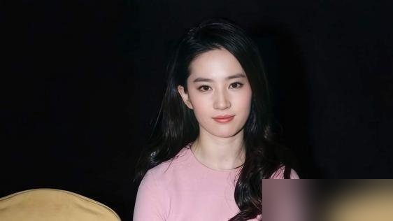 李安当年为了王佳芝，找过刘亦菲三次，聊了三次，愣是没谈成。 剧本递过去，刘亦菲和她妈一看，尺度太大，那年她才19岁。 团队一盘算，神仙姐姐的人设，接不住这戏，也扛不住这后果，直接婉拒。 后来汤唯接下了，片子爆了，人也一度被封杀了。 有人替刘亦菲可惜，说她错过了一条捷径。 可捷径的价码，往往在暗处标好