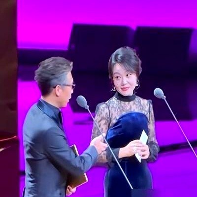 五十多岁的胡军和李乃文，居然弯下腰给后辈欧豪当起了随行助理。

一个盯着盒饭掐点催餐，一个满场乱转主动抢着对接妆发。镜头前两人互拆台面毫不留情，转头踩上红毯，又能瞬间勾肩搭背谈笑风生。

把所谓“掉价”的端茶倒水干得明明白白，拿得起架子更放得下身段。

真正有底气的人，从来不怕弯腰伺候人，你觉得呢？