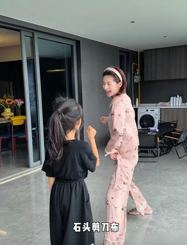付辛博带闺女逛街，那眼神一出来，评论区直接炸了。
没牵手，没抱，就小月亮走前头，他跟在半步后头。闺女个头窜到快到他胸口了，腿长得很明显。
路人镜头里，他那个外套一披，墨镜一戴，手插兜，跟拍豪门商战片似的。旁边助理拎着购物袋，他全程只盯着孩子。
隔壁摊有人喊了一声，他第一反应是伸手护住小月亮肩膀
