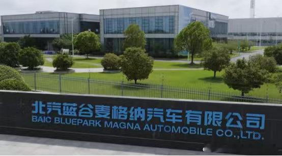麦格纳的豪车底盘调校，如今十几万就能拿下知道麦格纳调校的底盘以前都是给什么车用的吗？奔驰、宝马、奥迪这些豪华品牌。

极狐的工厂就是蓝谷麦格纳，跟奔驰大G是同一个生产线标准，阿尔法T7的底盘全程由麦格纳团队调校，以前想体验麦格纳底盘，没个30万根本下不来。

实际开起来是什么感觉？过减速 ​