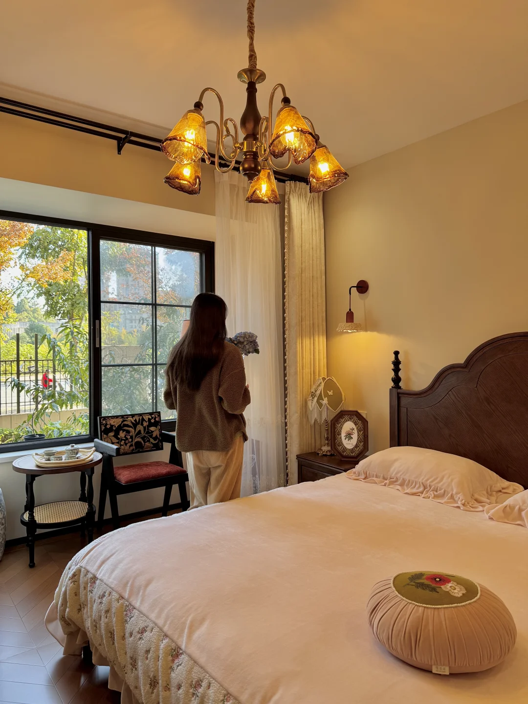 抄作业成功！小卧室的复古吊灯让氛围感拉满✨