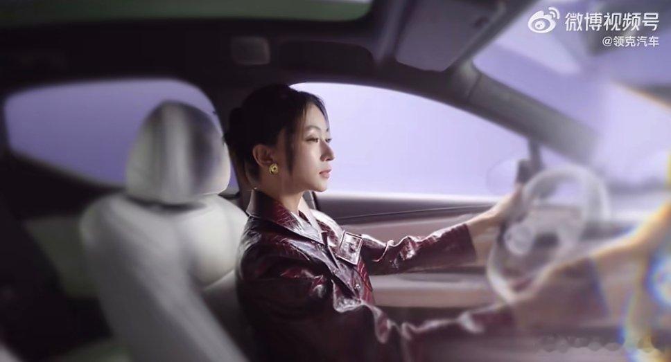 #吴谨言同款领克20上市11.88万起#  @领克汽车 一眼心动的颜值，自带吸睛气场；从容好用的辅助驾驶，通勤赶路更省心；赛道基因拉满的驾趣体验，随时感受操控快感。
颜值、智驾、驾趣三重亮点，让每一次出行都更从容、更尽兴。 ​