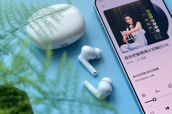 百元价位也能享受旗舰级降噪体验！
iQOO TWS 5e绝对是近期最值得入手的“真香”耳机。
它的音质表现令人惊艳，内置11mm高解析发声单元，搭配Monster Sound电竞声效与空间音频算法，低频饱满有力、人声清澈通透，无论是流行音乐还是游戏音效，都能呈现丰富的层次感。
智能主动降噪结合专属风噪抑制算法，能有效隔绝地铁、街道等环境噪音，即便在嘈杂环境中通话，AI 智能降噪也能确保声音清晰，沟通无障碍。
续航更是其一大亮点，得益于超低功耗芯片，配合充电仓可实现长达50小时的超长续航，日常使用一周一充毫无压力。并且耳机支持快充技术，充电10分钟即可听歌2小时，彻底告别电量焦虑。
仅重3.8g的轻量化设计，佩戴舒适稳固。首销价仅129元，就能得到兼具高品质音质、强力降噪与持久续航的“真香”耳机，性价比极高，强烈推荐给追求实用与品质的用户。#iQOO  #iQOOTWS5e  #降噪耳机 #蓝牙耳机