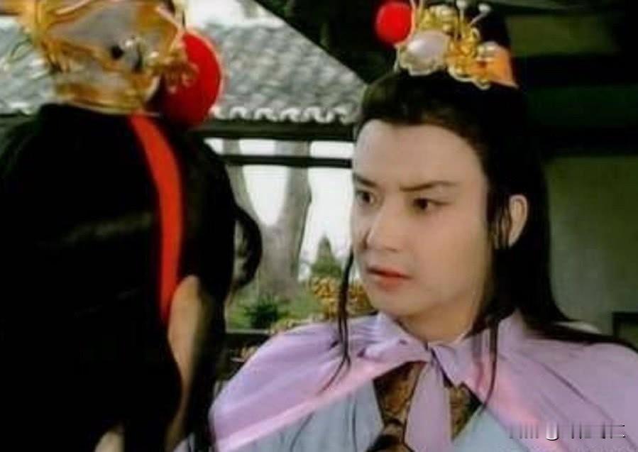 “北静王”老了，更有威仪。
《兰香如故》吏部尚书林昭祥的饰演者是侯长荣。他在八七版红楼梦《红楼梦》饰演的北静王和柳湘莲，是不可超越的经典。四十年过去，“北静王”老了，风采犹在。林昭祥是练达的朝廷大臣，是稳如磐石的家族核心，他临危不乱，冷静狠辣。侯长荣即使坐在那里不说话，就已经立稳了人设。