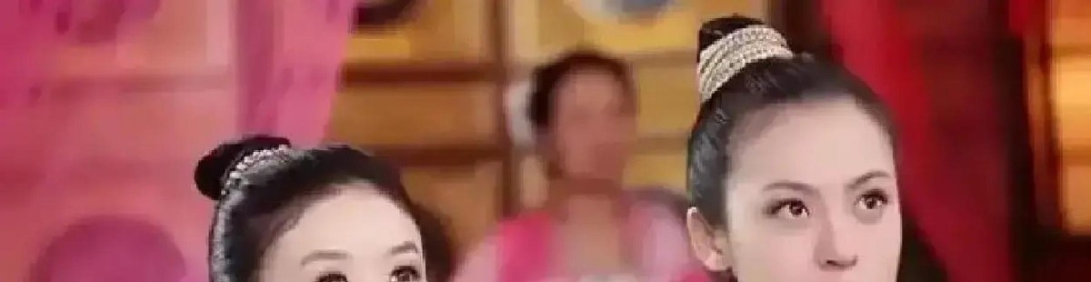 37岁的周放，在《交锋》里火得有点意思

她出道17年，丈夫是导演刘畅，闺蜜是赵丽颖，可这些都没让她大红大紫，反倒是一段在走廊里拧瓶盖的戏，没一句台-词，就让很多人看进去了

那段戏，就是一个拧不开保温桶盖的动作，眼神绷着，想说的话全堵在喉咙里，最后又咽了回去

这一下就戳中了要害

成年人的崩溃，