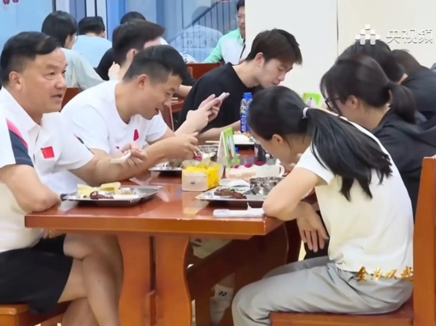 陈妤颉汪顺王昶朱志刚被拍到一桌吃饭～[偷乐][偷乐] ​