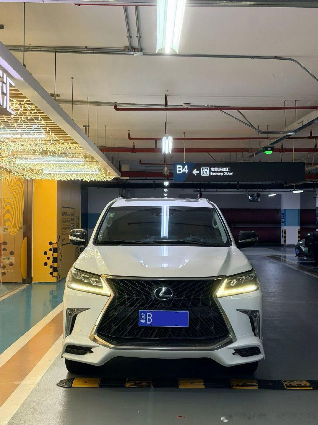 雷克萨斯LX570 巅峰特别版 5.7L V8
#雷克萨斯[超话]# ​