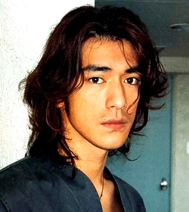 现在的镜头在这九张脸面前，只能乖乖认输。

尊龙一抬眼，清贵孤寒直接冲破屏幕。金城武把疏离感刻进骨子，吴彦祖的五官硬是卡死了骨相的标准线。

古天乐狠心把自己从温润白玉晒成出鞘黑刀。张国荣夹着烟回头，眼底全是多情。梁朝伟一句话不说，光靠眼尾的褶皱就能把人魂勾走。

陈冠希歪嘴一笑拽上天，黄宗泽把西装