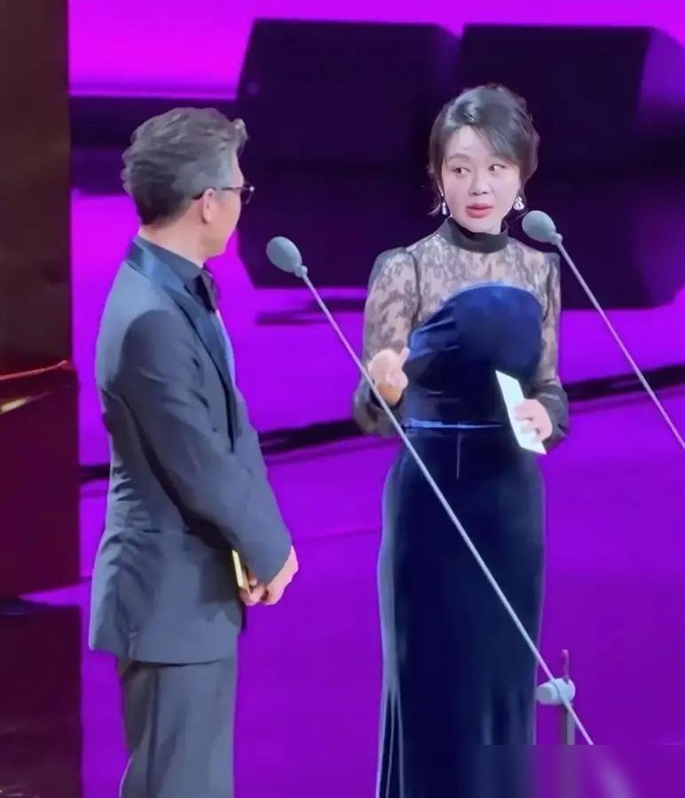 李乃文台上刚说“好久没见闫妮”，闫妮直接拆台：前两天刚碰见，你装什么装。
台下全笑了。
这俩人从空政话剧团那会儿就认识，一个宿舍楼里抬头不见低头见。后来各拍各的戏，几年碰不上一面。这回飞天奖同台颁奖，李乃文张嘴就是场面话，闫妮一点没给留面子。
更绝的是，李乃文顺势“求职”，说想给闫妮当助理学表