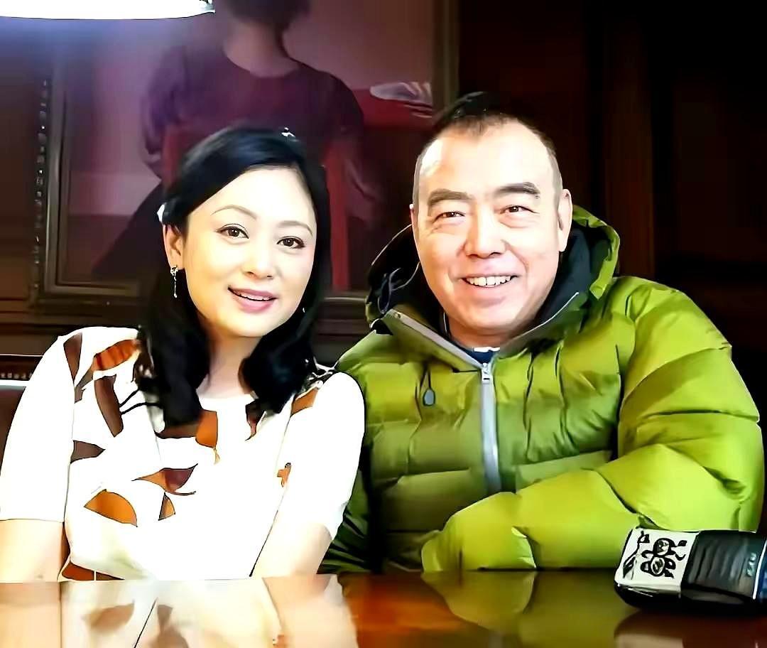 终于懂了陈凯歌的选择！

倪萍确实漂亮，但她太优秀、太要强了。

67岁的她在节目里思维敏捷、谈吐不凡，完全是大女主的气场，连刘晓庆都要让她三分，更别提那些年轻艺人了。

陈红则完全不同。

她嫁给陈凯歌这么多年，很少在镜头前抛头露面，一直默默地在家照顾家庭、抚养孩子。

现在总算明白陈凯歌 ​