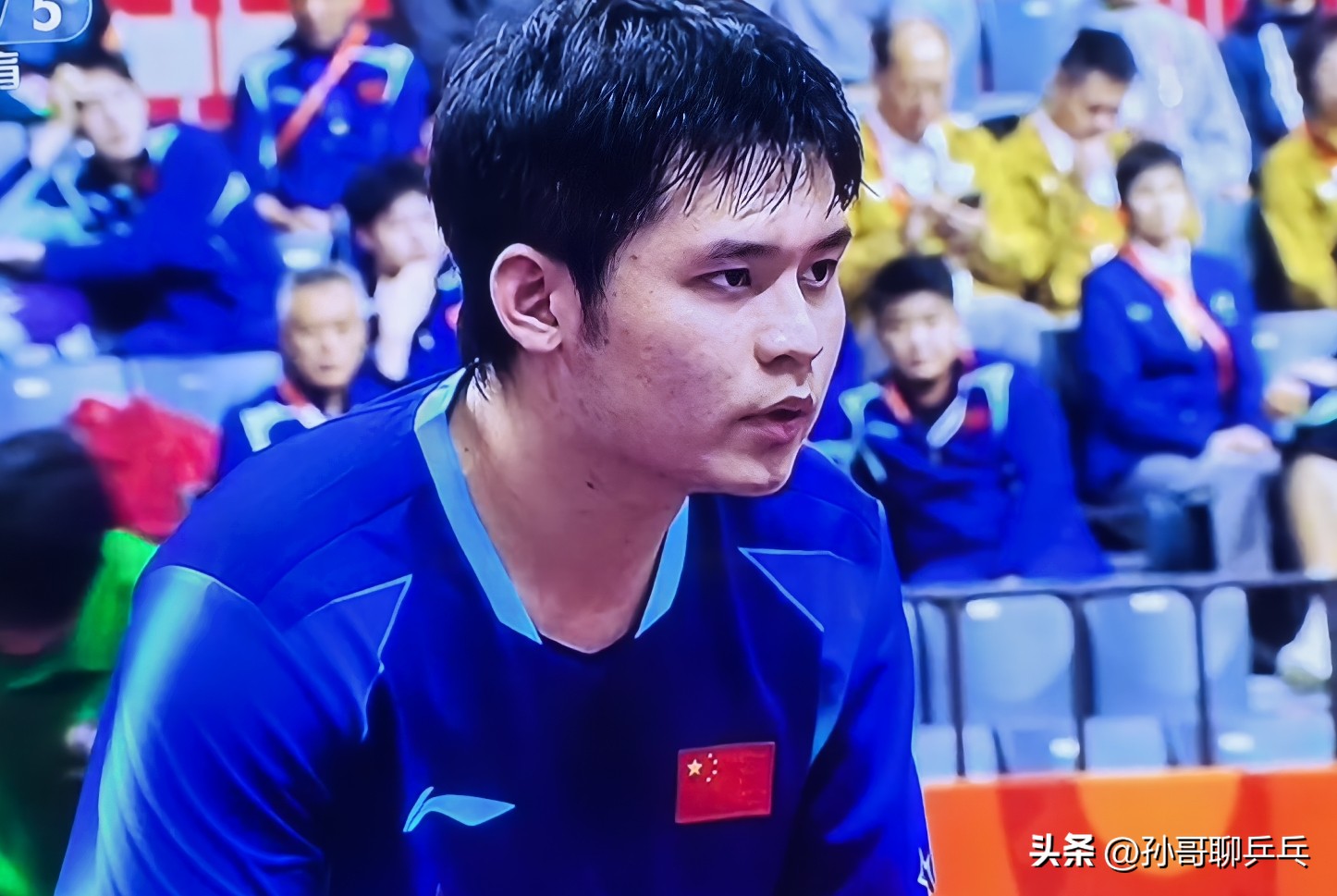 林诗栋 4:0 战胜王楚钦，夺得亚运会男单冠军，王楚钦荣获亚军！

第三局，开局双方打成 4:4 平！随后林诗栋发球扛住了王楚钦的正手，大力进攻回了一个大角度，连拿两分！

林诗栋 10:7拿到局点，王楚钦接发球抢攻冲斜线得分，追回一分！林诗栋正手冲直线失误，10:9！

随后，林诗栋请求了暂停。
