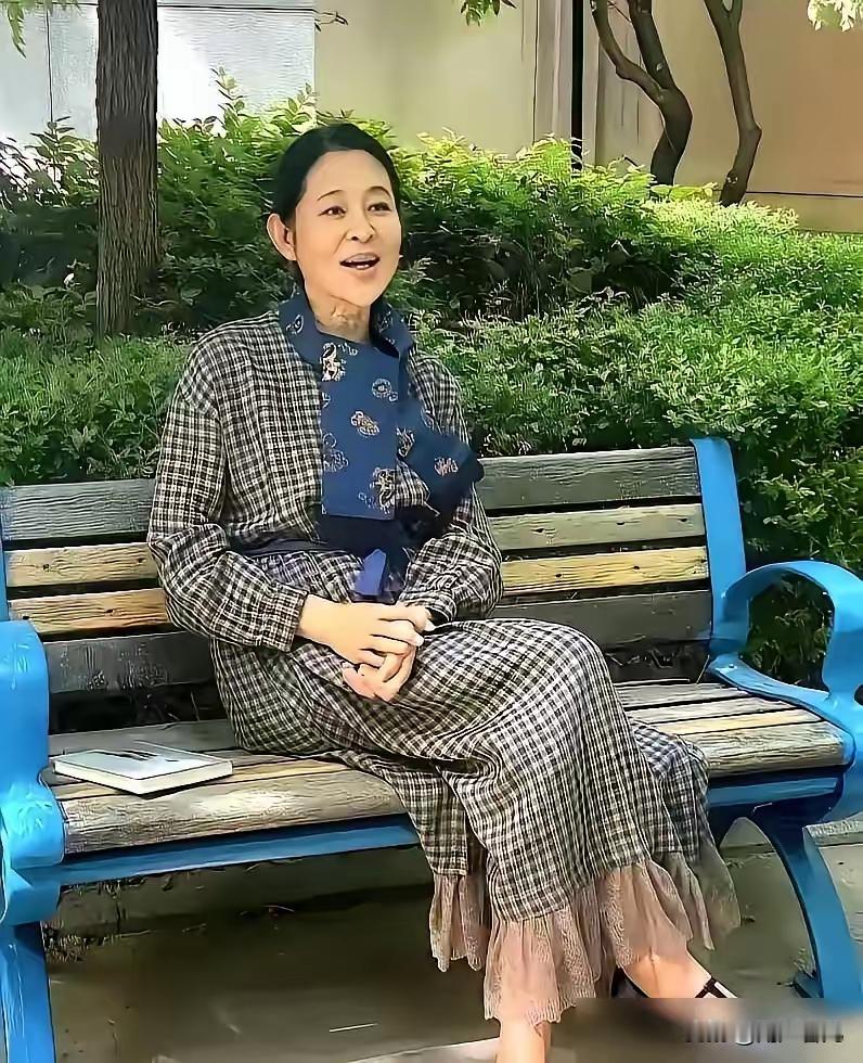 倪萍素颜照曝光：不遮不掩的模样，戳中了多少人的心
近日，有网友在公园偶遇倪萍，随手拍下的几张照片悄然流传。

照片里的她，穿着普通休闲装，没有精致妆容，头发随意挽在脑后。眼角的皱纹清晰可见，脸颊微微下垂，看上去就是一个寻常老太太。很多人一时难以将她和当年春晚舞台上那个光彩照人的主持人联系在一起。