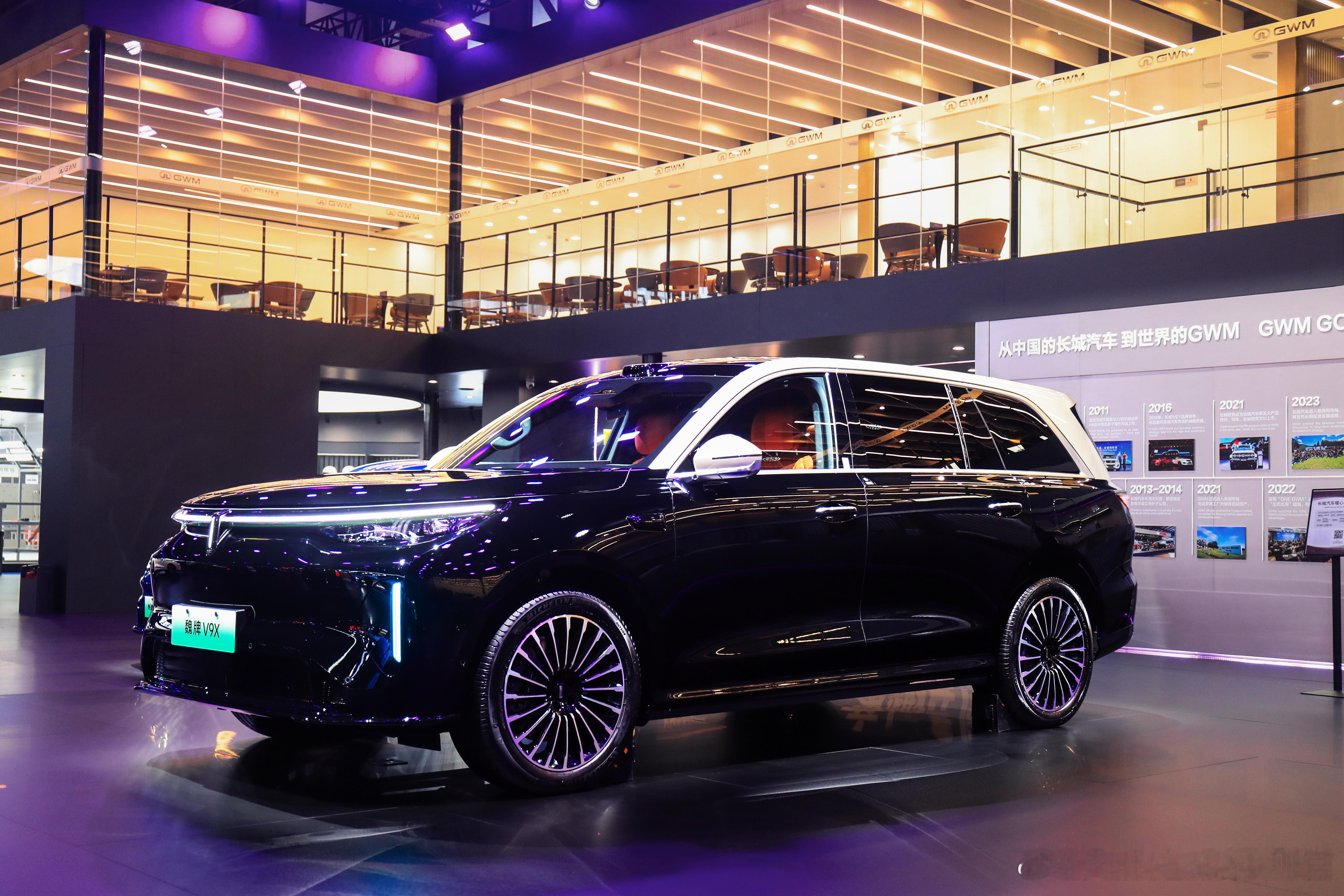 #2026成都车展# ，魏牌带来了V8X、V9X、新高山家族以及新摩卡Hi4 Max等车型

这次魏牌没有太多花哨的营销，而是把重点放在了“实测”和“长期主义”上。V8X/V9X基于归元S平台打造，经过高温、暴雨等极端环境测试，主打的也是全场景出行能力

尤其对于川渝用户来说，城市通勤、山路、高原自驾这些场景都 ​