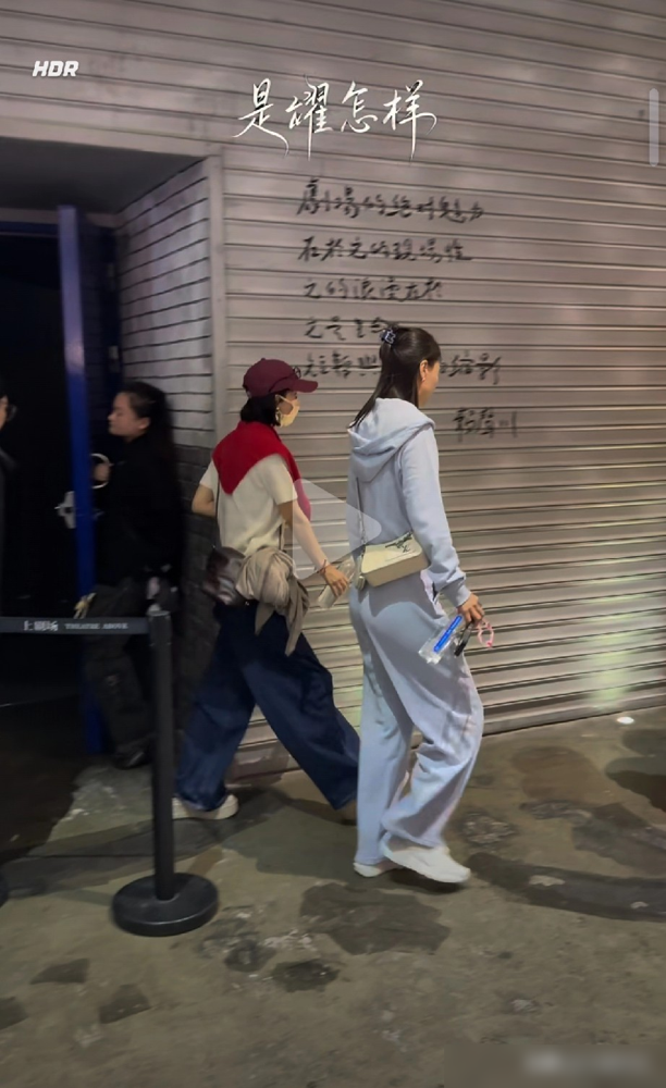 谢娜在台上直接喊我二弟来了，赵丽颖在台下回了一声大哥。
10月7日上海上剧场，谢娜话剧收官场。赵丽颖戴着红帽子口罩，白T牛仔裤，悄悄坐在台下。台上谢娜一眼扫到，当场就叫破了。
后台合影，赵丽颖送了一束粉花，卡片上就五个字：大哥，演出成功。
这声二弟，是2022年《风吹半夏》宣传期许下的。当时说