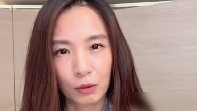 田馥甄直播被刷屏喊“解扣子”，她愣了一秒，拿起“有票喷雾”对着镜头喷了两下，说：“扣子解了，票就有了吗？没有的话，我扣子白解了。”
全场笑疯。
六年没发片，新专辑《要去什么地方》刚上线，台北小巨蛋直接连开6场，创她个人纪录。票价从800到5200，实名制抽选，10月13号第一轮结果刚出，没中的人