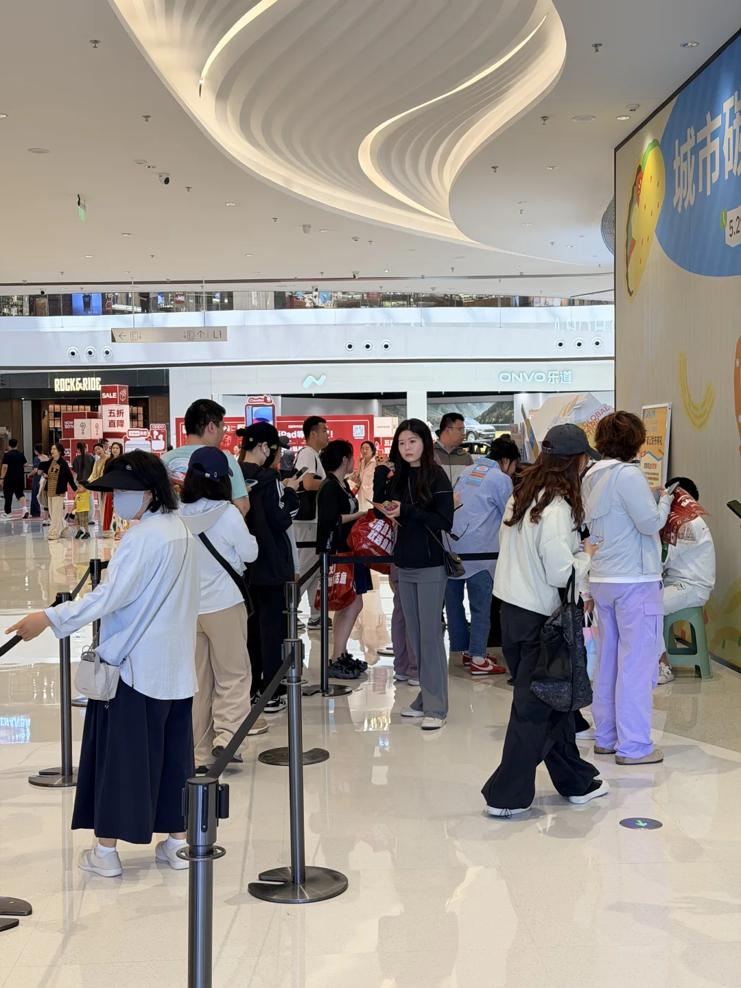 谁知道龙湖天街这儿干什么呢，这么多人！！！