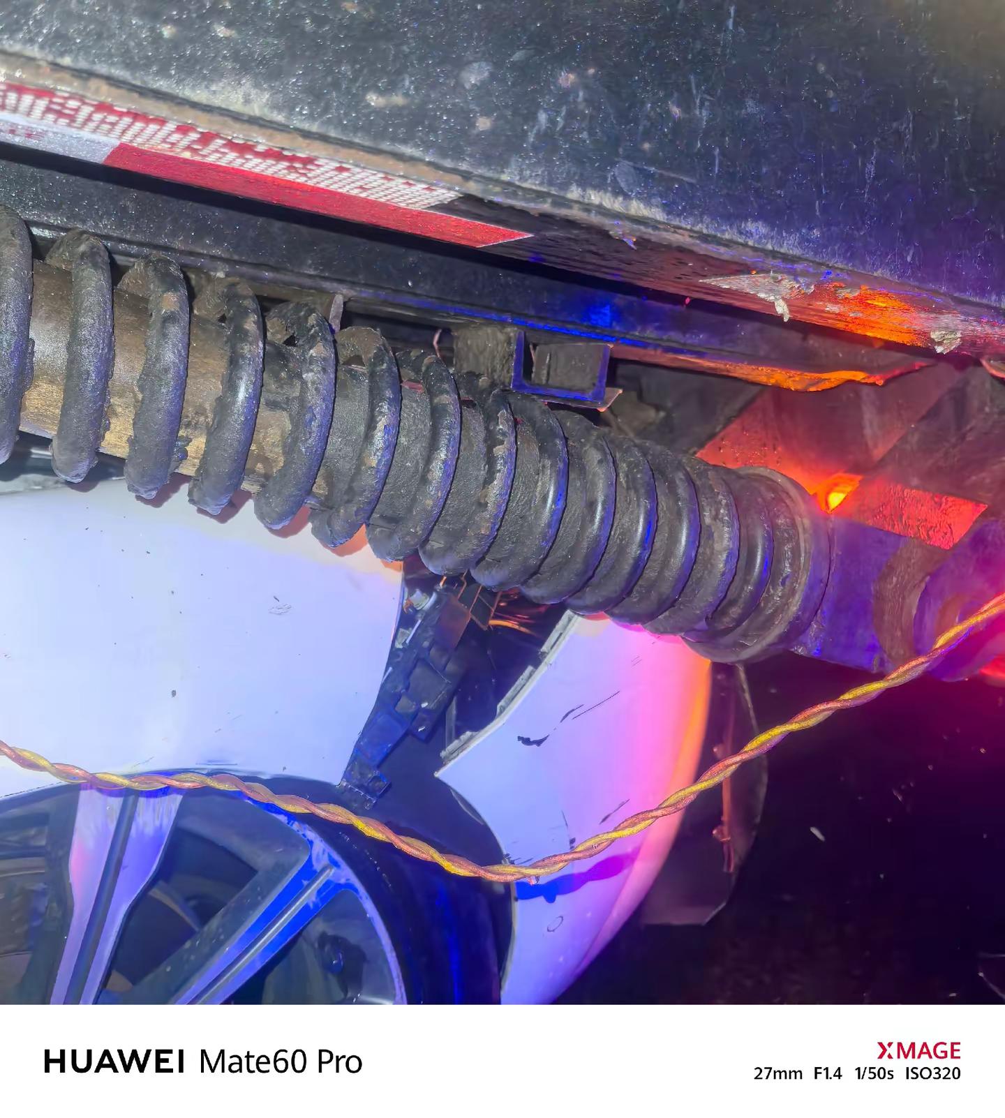 用生命测试，新能源车辆零跑安全性。车辆损伤 零跑汽车 雨天事故现场 爆了安全气囊 零跑车主 不得不说这零跑的质量是真的好，时速95公里，跟前面停放的工程车相撞，人一点伤害都没有，电池也没起火。为安全点赞