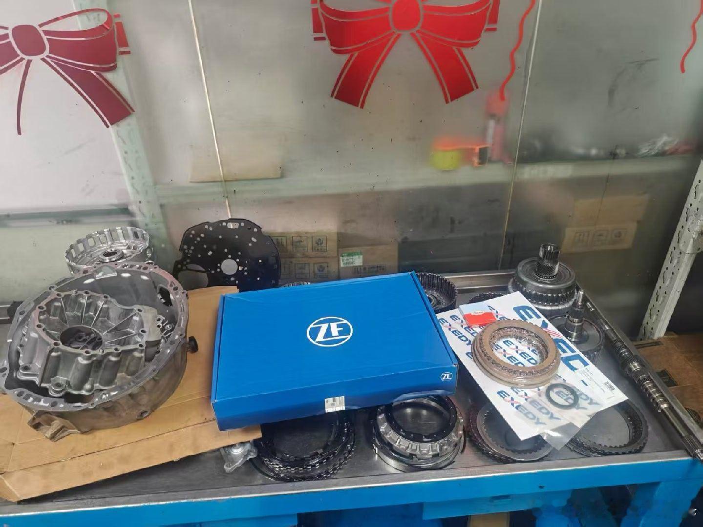 又台奔驰GLE400
变速箱散热水箱腐蚀进水
换了油，还是逃不了解体维修厄运
还是那句不变的忠告：
       发现进水果断解体维修，波箱机械最小损伤，维修省钱省时间一步到位，修好又是一台新车，客户试车非常满意跟新车效果一模一样。#波箱维修##专业修波箱20年#GLE400
​  ​