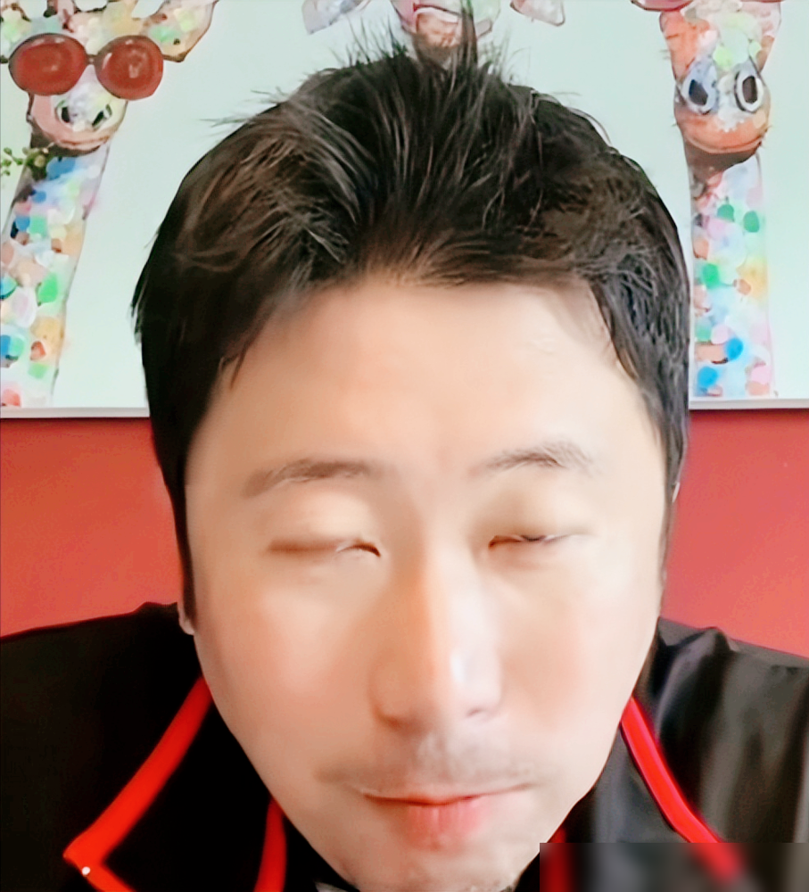 梁靖崑这一签，直接把韩莹抽进死胡同了。何卓佳打颗粒，专克削球，张本美和她妈就是削球手，从小喂招。镜头扫过去，韩莹教练脸都黑了，一句话说不出来。本来韩莹和何卓佳在欧冠还是队友，联手拿过冠军，现在倒好，队友变对手，还都是削球道上的行家。最狠的是规则，削球手最怕颗粒，颗粒最懂削球，这签抽得比输了还难受。W