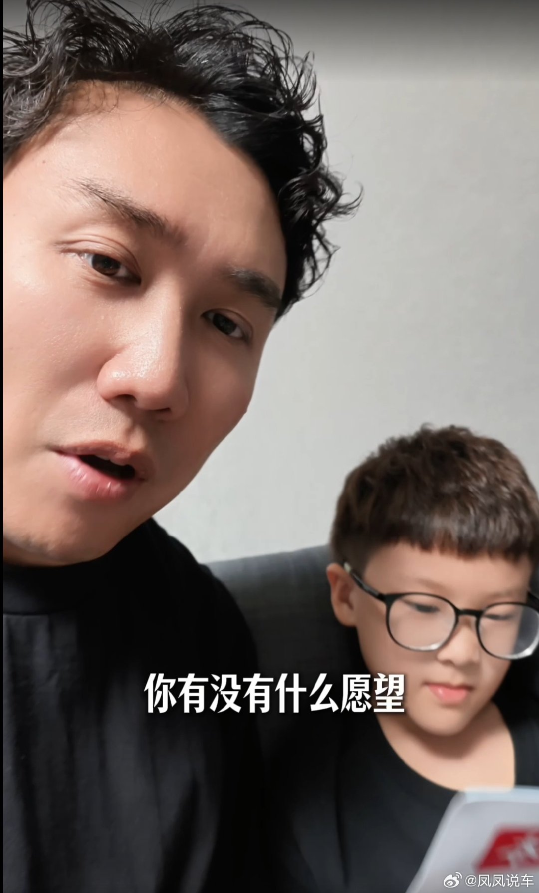 家庭自驾游，半路居然捡了只羊上车，这操作也是没谁了。孩子要玩偶、要活羊，小狗还跑来凑数，车里乱中有趣。腾势 N8L 确实能装，把这些不速之客全安排得明明白白。舒服的旅途，就是能接住孩子那些天马行空的小心思。 ​