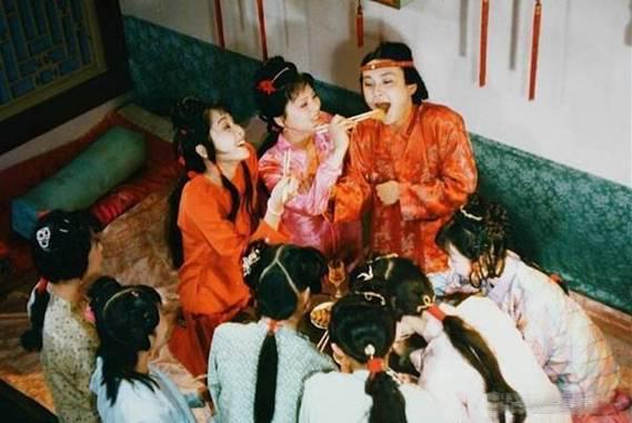 贾宝玉洗脸要8个人伺候，不是排场大，是封建时代最精密的“人肉流水线”——
你擦左脸，她拧热帕子，他捧银盆，她递香胰子……


光绪二十三年冬，李鸿章在天津直隶总督衙门抽一口烟——
 左侧仆人单膝跪地，双手奉上紫铜烟枪；
右侧仆人蹲身垂首，青瓷痰盂距他唇边恰好12厘米；
 第三人立于三步外，掐着时辰，