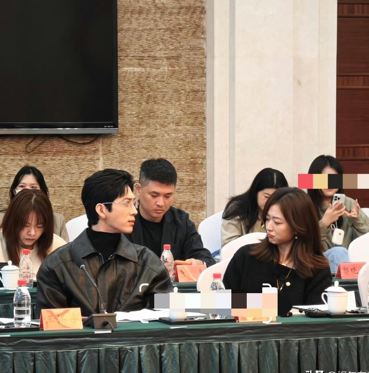 一部戏播完都多久了，本以为大家早就各奔东西，没想到正主冷不防又把糖直接递到了粉丝嘴边。
在《早春晴朗》的研讨会现场，井柏然和孙千居然毫无预警地再次同框亮相。
很多追完剧的朋友应该深有体会，大部分国产剧播完后，演员之间基本就是“江湖再见、各自安好”，稍微避嫌一点的甚至连同台都难。
结果这俩人倒好