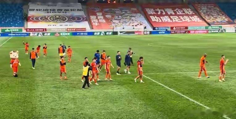 海牛0-3国安，提前三轮降级。努力过，也四连胜过，但后劲不足就是后劲不足。职业联赛不讲情怀，只认真金白银和硬实力。#记者谈青岛海牛降级##崔正杰说职业联赛永远不会陪你热热闹闹# ​
