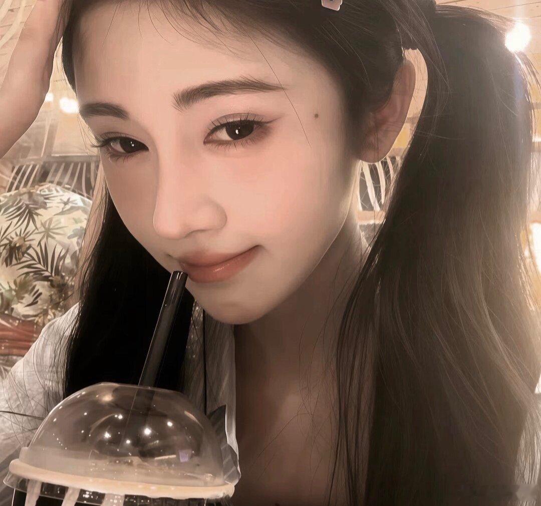 #鞠婧祎[超话]#jjj🍊🦋饭制手幅"落日漫过层楼飞檐，晚风拂动素色衣衫，人间万般暮色，皆不及眼底祎影"  鞠婧祎🍊好萌 ​