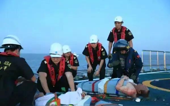 一艘满载铁矿石的货轮在海外海域发生沉没事故，船上二十多名船员，大部分都是中国海员，目前获救的人数寥寥无几。
 
出海跑船这份工作，很多普通人了解的并不多。这些海员常年漂泊在茫茫大海，远离家人，一次出海就要离家好几个月，甚至更久。有年轻的船员，原本已经规划好了回国之后的生活，满心盼着结束航程，回去组建
