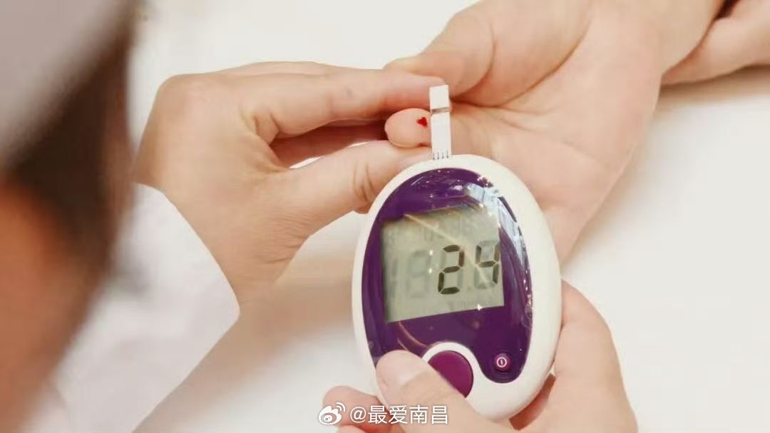 【#5个无意识稳住血糖的习惯#】#原来这些习惯在悄悄控糖# 有的人为了控糖可能这也不敢吃、那也不敢碰，甚至把水果和主食都当成“敌人”。但其实，有些你根本没在意的小习惯，可能正在悄悄帮你稳住血糖：

[星星] 1.经常爱吃点辣：2020年，发表在国际期刊《糖尿病杂志》上的研究表明，爱吃辣的人患上糖 ​