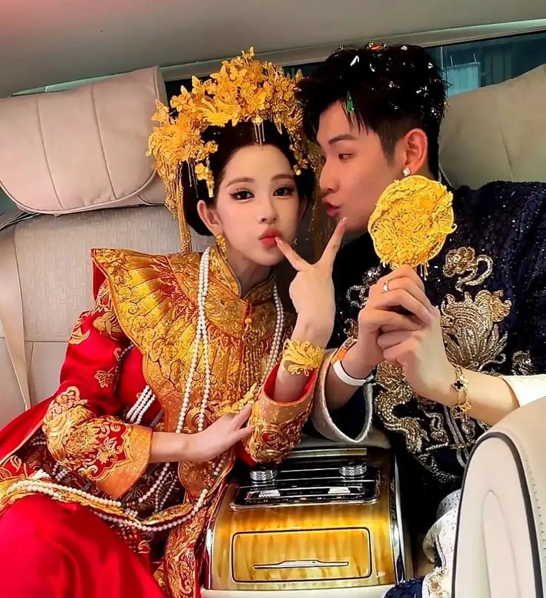 这场婚礼算是把男女挑伴侣那点遮羞布给扯得一干二净了

梅尼耶大婚现场那个画面绝了

底下坐着的一票女客，眼神全在一个连正经礼服都没穿的女人身上打转

而现场的大老爷们呢，眼睛跟长了钩子似的，死死挂在台上的新娘黄婉君身上拔都拔不下来

咱先扒一扒男人那点实在心思

黄婉君确实漂亮，高颜值直接踩中了男人