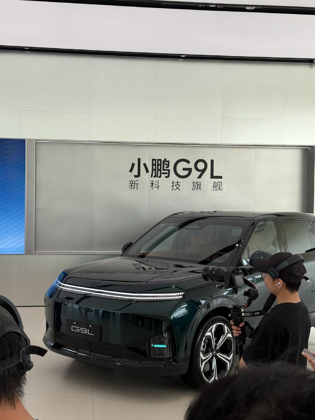 王凤英主动要求为首批车主交车！小鹏G9L正式开启全国交付啦！
没想到好几个车主都是冲着智驾去买的[送花花]当然同样也有为了操控和空间买单的[打call]
这么看小鹏G9L真的很全面啊[思考]在这个价位各种方面都面面俱到#23.18万元起小鹏G9L同价位无对手# ​
