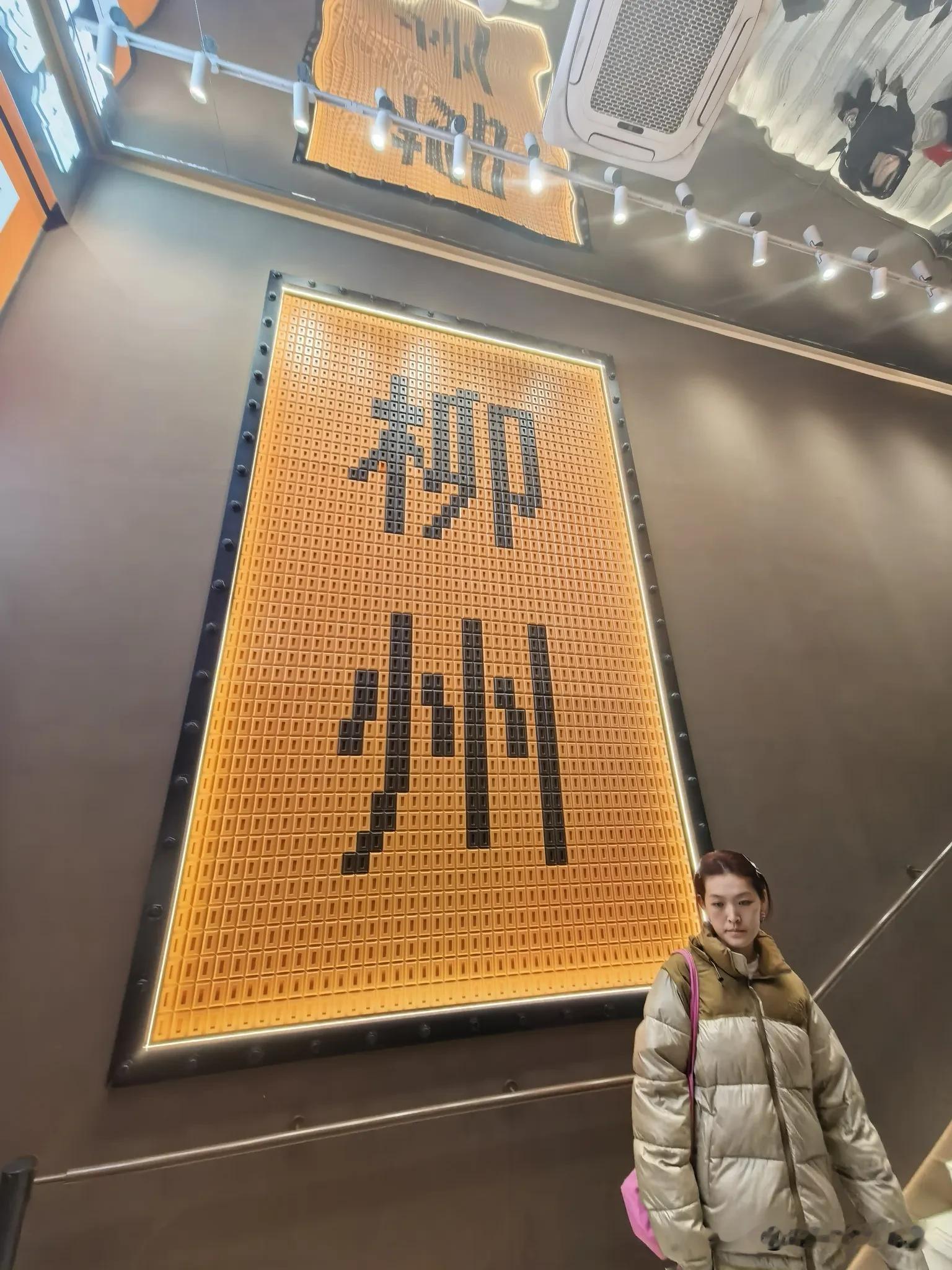 手机涨价潮来了，你还会换吗？📱
 
看了一眼价格，我默默把用了三年的老伙计擦了擦。内存涨、芯片涨，连老款机型都跟着涨——不是不想换，是换不动了。😅
 
身边好多人也这样：能撑就撑，坏了再说。毕竟现在换个中端机，价格都快赶上当年的旗舰了。
 
你呢？还在坚持，还是已经